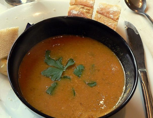 Zuppa marocchina in piatti tipici marocchini